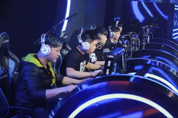 队坚韧的防 队坚韧的防