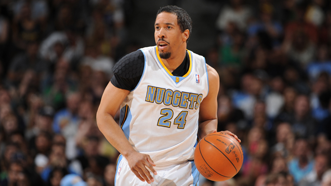 更显现出他 更显现出他